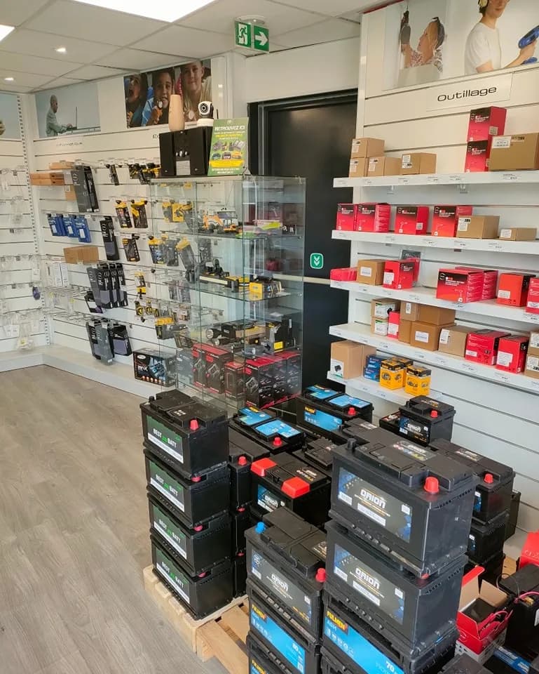Rayons de batteries de démarrage et d'outillage en magasin