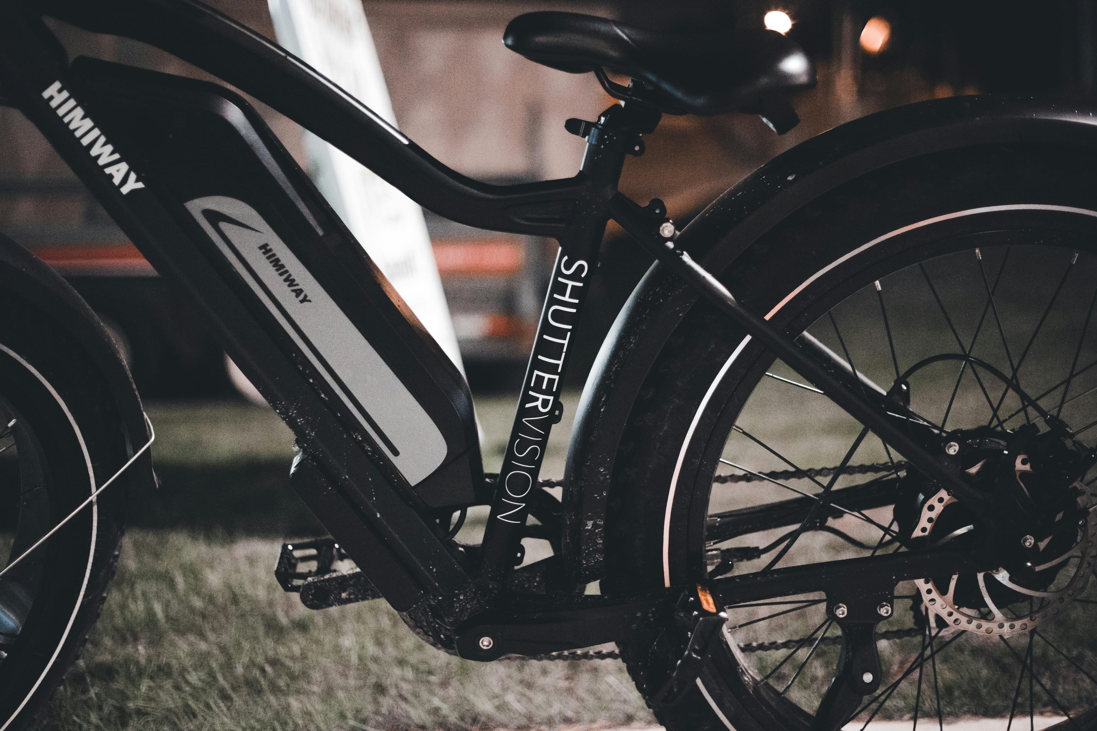 Vélo à assistance électrique avec sa batterie intégrée dans le cadre, ambiance nocturne